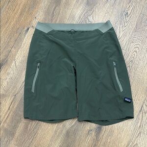 Patagonia Green Biking Shorts Moisture-Wicking Lightweight - women’s size 6